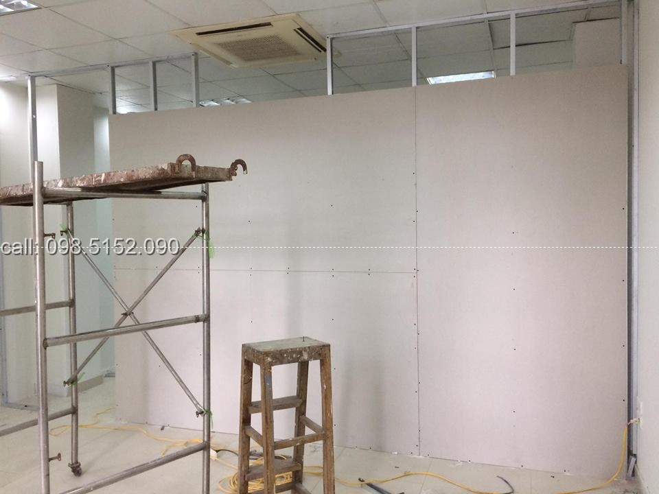 thợ làm vách thạch cao 2 mặt ngăn phòng cho văn phòng ở Đê La Thành - Hà Nội