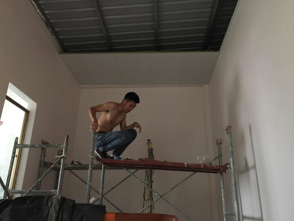 Lắp đặt khung xương trần thả Lắp đặt khung xương trần thả