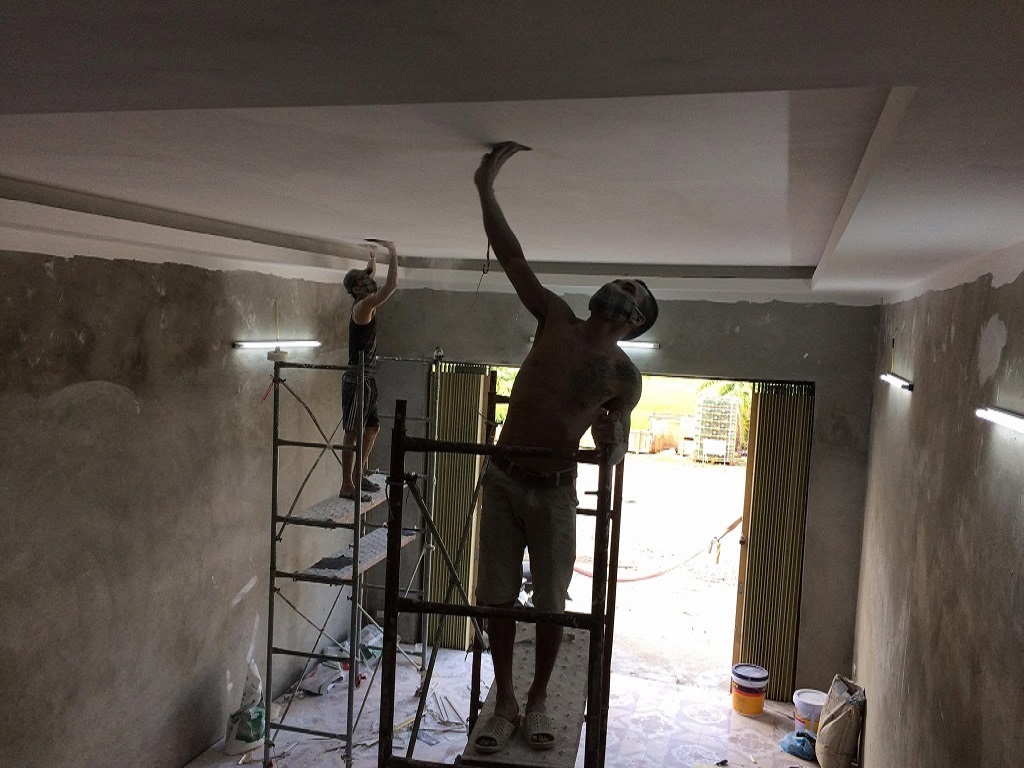 Xử lý bề mặt trước khi sơn trần thạch cao 